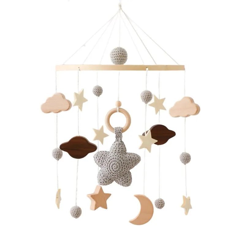 Mobile bébé en bois avec étoile grise et nuages suspendus harmonieusement.