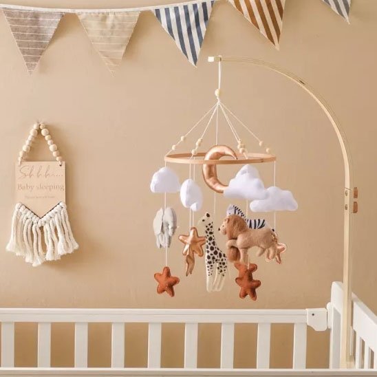 Mobile bébé lion poétique avec détails doux et harmonieux.
