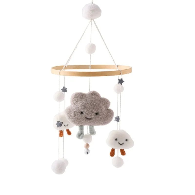 Mobile bébé gris décoratif avec nuages feutre pour berceau.