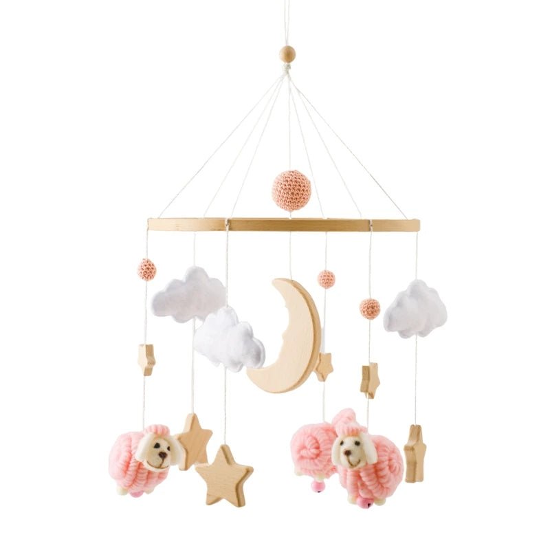 Mobile bebe rose avec nuages, étoiles, lune et moutons doux.