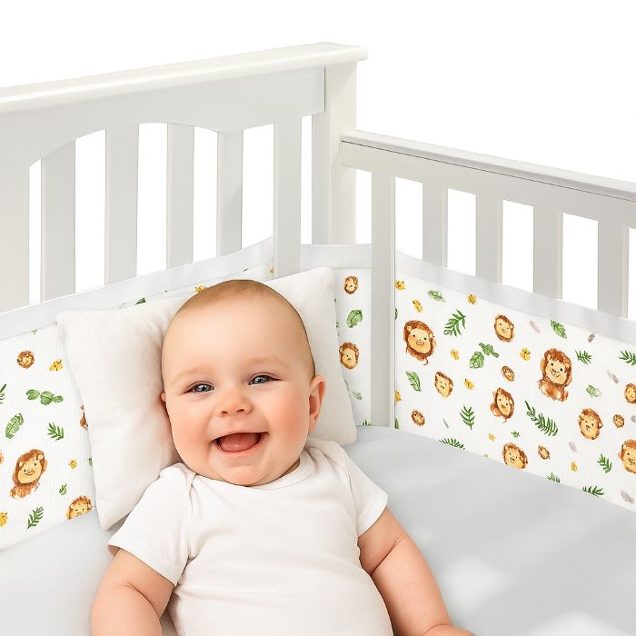 Tour de lit respirant avec lions et feuillage pour berceau bébé sécurisé.