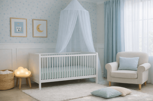 Chambre bébé feng shui apaisante avec ciel de lit transparent, tons pastel bleu, vert amande et beige clair, lumière naturelle douce.