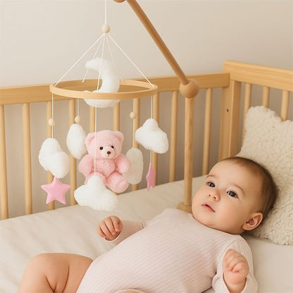 Bébé admirant mobile bébé ourson rose cercle bois décoratif doux.