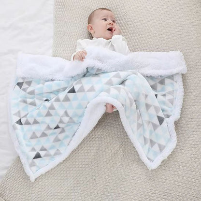 Bébé reposant sous couverture bébé douce géométrique bleu, blanc, gris moelleuse.