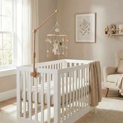 Bras pour mobile bébé en bois soutenant un mobile décoratif délicatement.