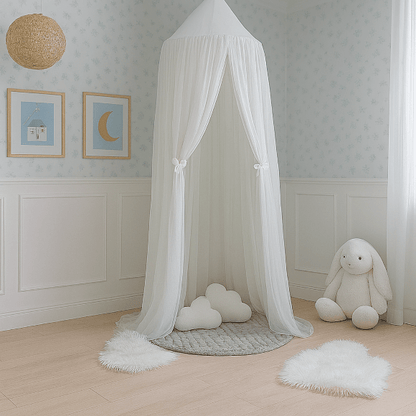 Ciel de lit bébé blanc, chambre douce avec peluche et coussins nuage.