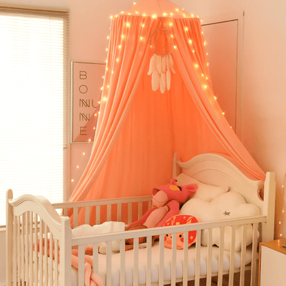 Ciel de lit bébé au-dessus du berceau pour apaiser enfant pendant la sieste.