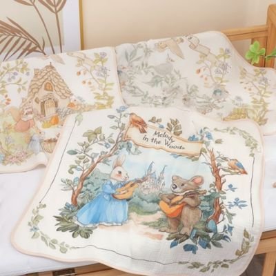Couverture bébé illustrée, animaux musiciens en forêt, décor féerique et doux.