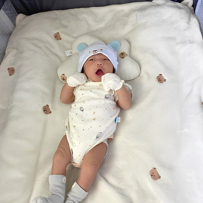 Couverture bebe douce en polaire blanche avec motifs ours autour d’un nouveau-né