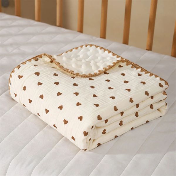 Couverture bebe blanche motif cœurs marron texture douce

