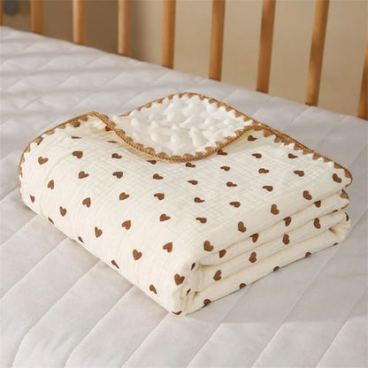 Couverture bebe blanche motif cœurs marron texture douce
