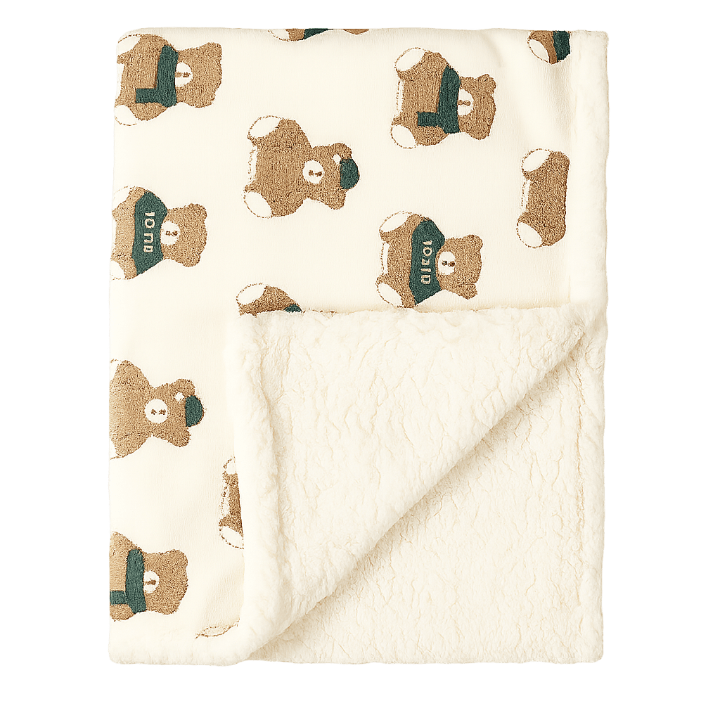 Couverture bébé motif ourson “LOVED”, intérieur sherpa blanc moelleux.