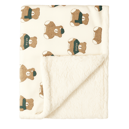 Couverture bébé motif ourson “LOVED”, intérieur sherpa blanc moelleux.