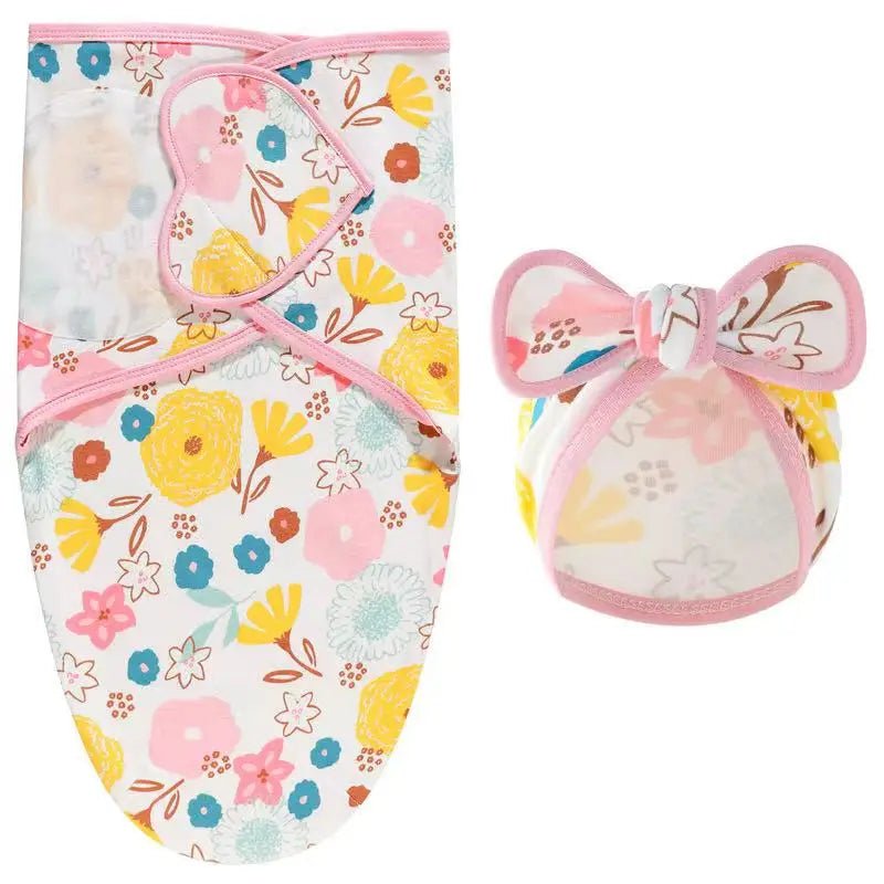 Couverture d’emmaillotage fleurs ensemble assorti présenté soigneusement pour bébé.