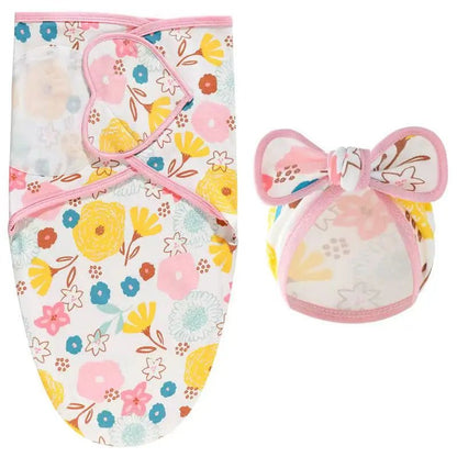 Couverture d’emmaillotage fleurs ensemble assorti présenté soigneusement pour bébé.