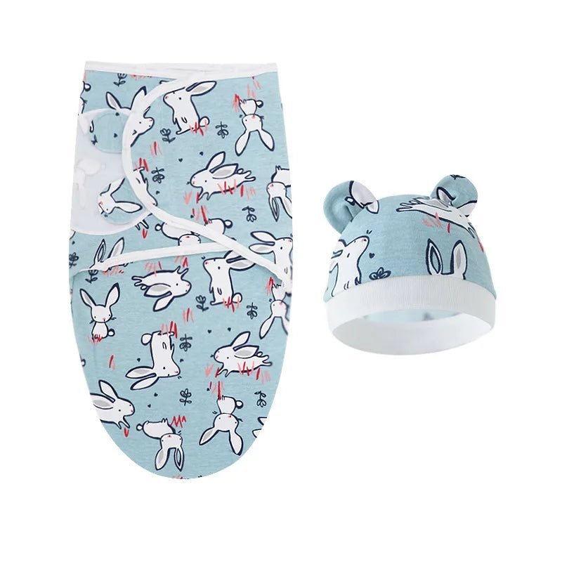 Couverture emmaillotage lapins bleus offrant douceur apaisante.