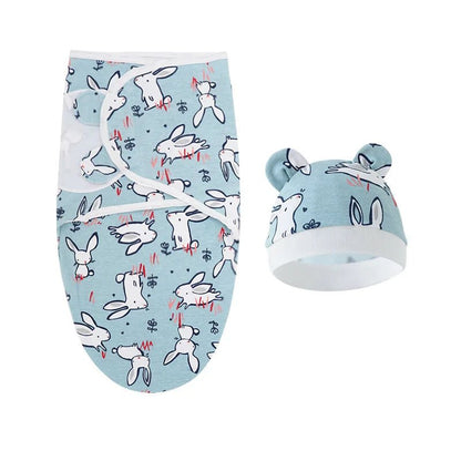 Couverture emmaillotage lapins bleus offrant douceur apaisante.
