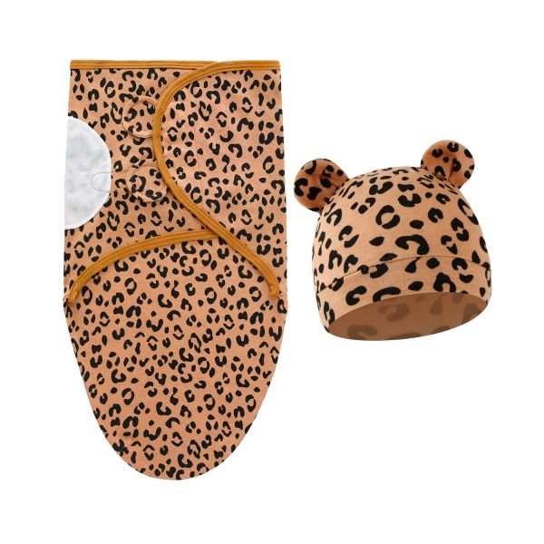 Couverture emmaillotage léopard avec bonnet assorti présentée ensemble soigneusement.
