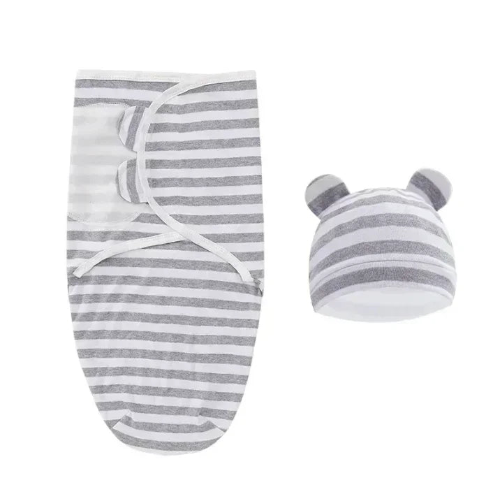 Couverture d'emmaillotage rayures grises blanches avec bonnet assorti petites oreilles.