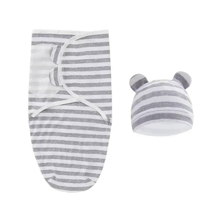 Couverture d'emmaillotage rayures grises blanches avec bonnet assorti petites oreilles.