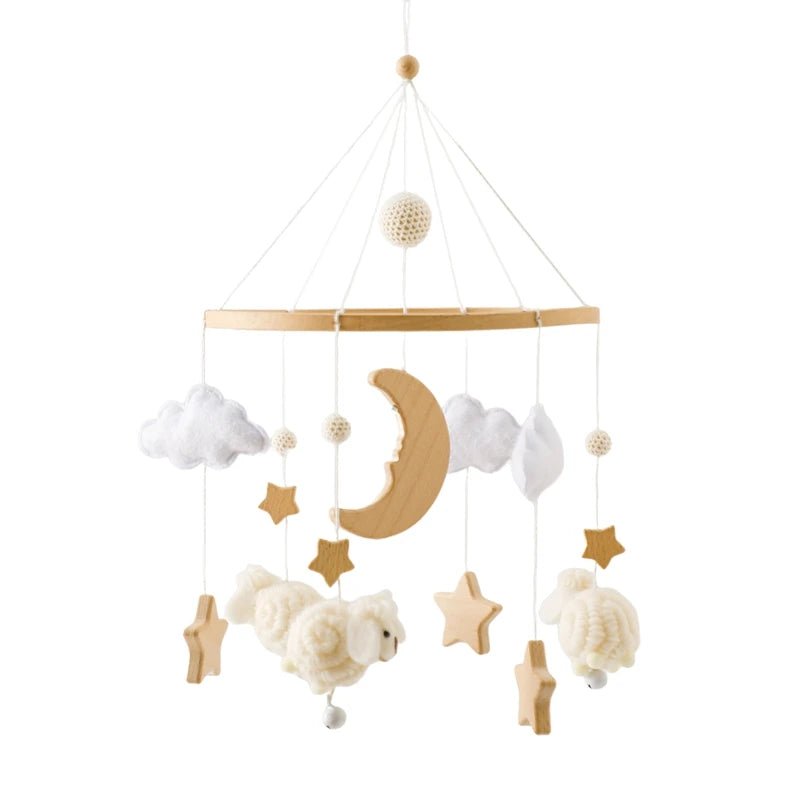 Mobile bebe beige avec nuages, étoiles, lune et moutons naturels.