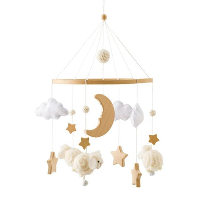 Mobile bebe beige avec nuages, étoiles, lune et moutons naturels.