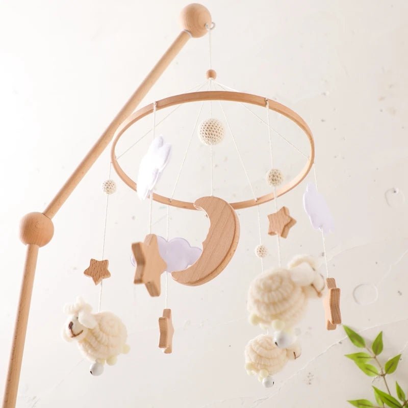 Mobile bebe naturel avec nuages, étoiles, lune et moutons suspendus.