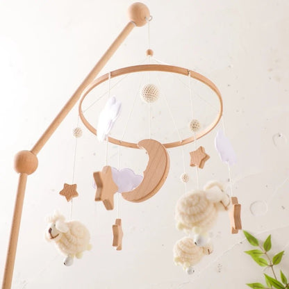 Mobile bebe naturel avec nuages, étoiles, lune et moutons suspendus.