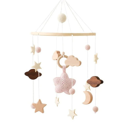 Mobile bébé avec étoile rose, nuages et éléments suspendus délicats.