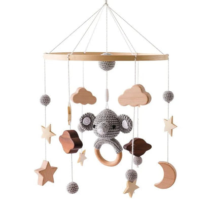 Mobile bébé éléphant crochet et bois avec éléments suspendus doux