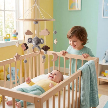 Mobile bébé éléphant apaisant dans chambre colorée avec fratrie souriante