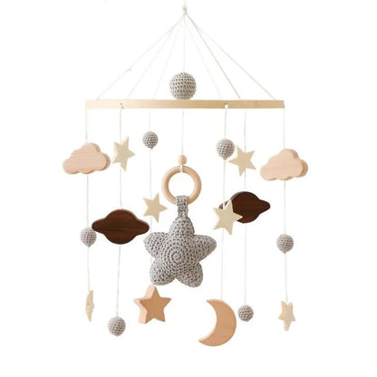 Mobile bébé en bois avec étoile grise et nuages suspendus harmonieusement.