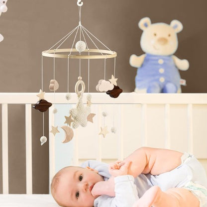 Mobile bébé harmonieux décorant le berceau, ambiance douce et apaisante.