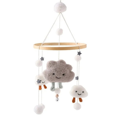 Mobile bébé gris décoratif avec nuages feutre pour berceau.