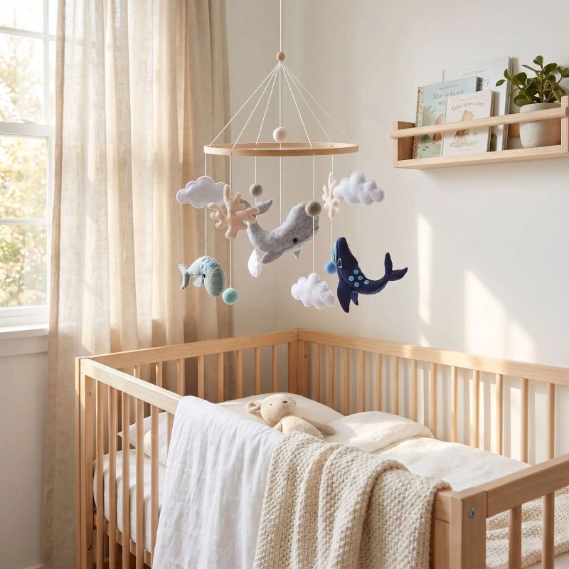 Mobile bebe Océan zen suspendu, décor marin artisanal en feutrine et bois clair