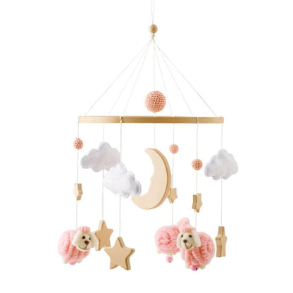 Mobile bebe rose avec nuages, étoiles, lune et moutons doux.