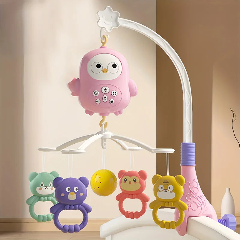 Mobile musical bébé hibou rose pastel suspendu au-dessus du lit