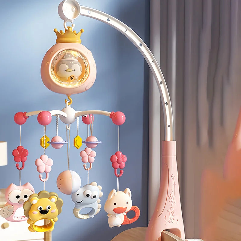 Mobile musical bébé rose pastel suspendu au-dessus du lit apaisant