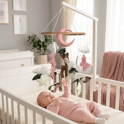 Mobile pour bébé cerf lune rose décor chambre grise