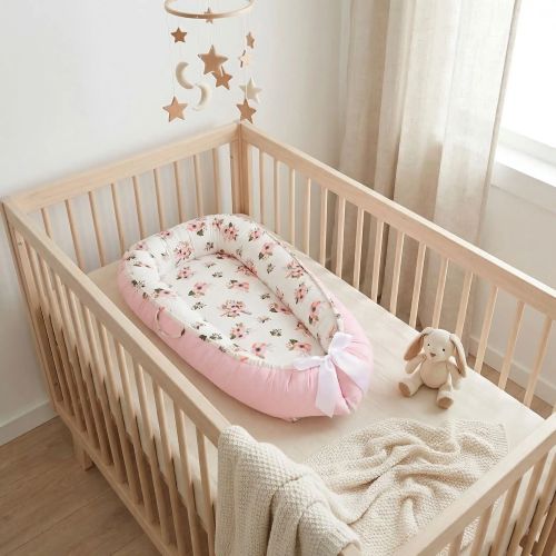 Réducteur de lit pour bébé dans une chambre illuminé. 