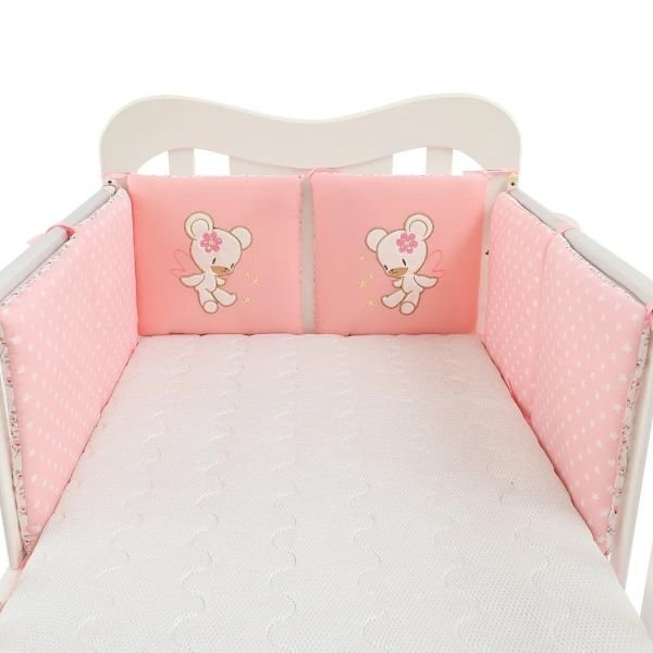 tissu hypoallergenique adapte peaux sensibles avec tour de lit bebe