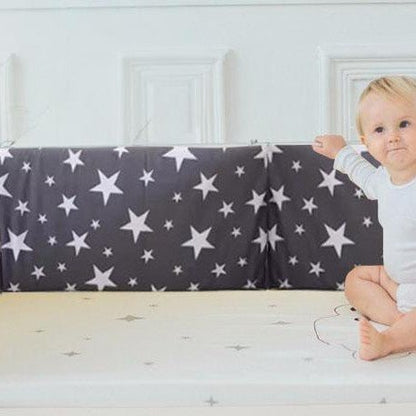 tour de lit bebe en securite heureux dans berceau