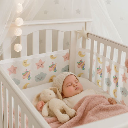 Tour de lit respirant, bébé endormi, peluche lapin, ambiance douce et sécurisée.