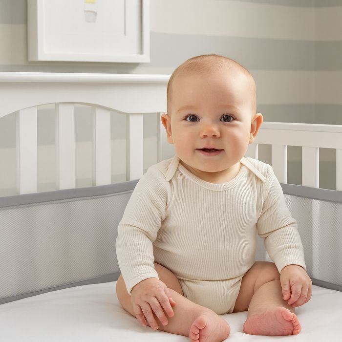 Tour de lit respirant, berceau lumineux, bébé serein dans son cocon doux.