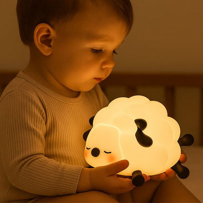 Veilleuse bébé mouton illumine doucement la chambre, offrant chaleur et réconfort.
