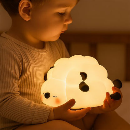 Veilleuse bébé mouton lumineux, enfant heureux dans ambiance tendre et sécurisante.