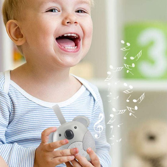 fille heureuse avec sa veilleuse bruit blanc koala