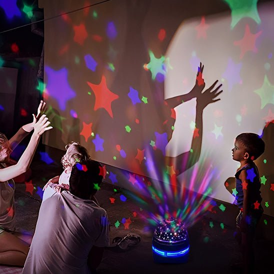 veilleuse enfant jouer avec les lumieres en famille