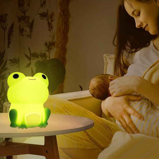 Veilleuse grenouille diffusant une lumière douce et chaleureuse, créant une ambiance apaisante.