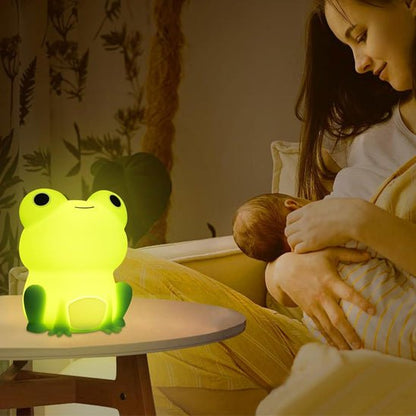 Veilleuse grenouille diffusant une lumière douce et chaleureuse, créant une ambiance apaisante.